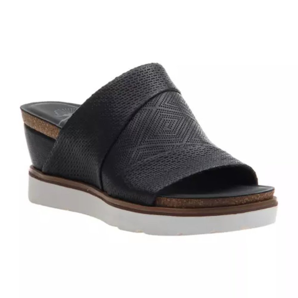 Off the beaten trail earthshine black leather patterned sandals 9.5